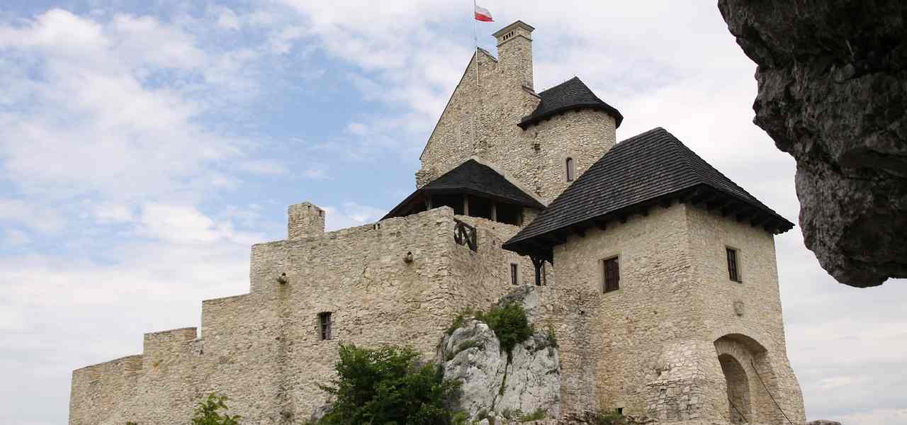 Dlaczego warto odwiedzić Szlak Orlich Gniazd i zatrzymać się w Żarkach?